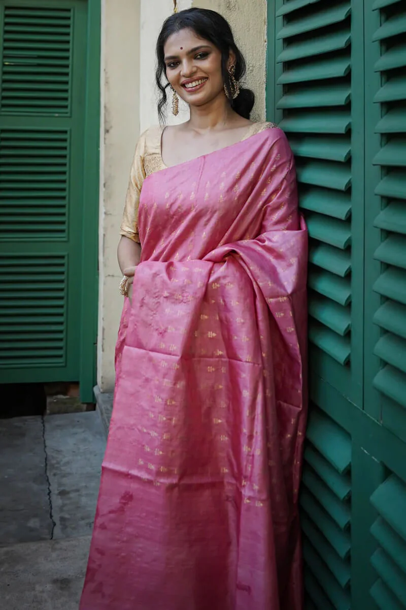 Gossamer Pink Soft Silk Saree With Blooming Blouse Piece - Image 5