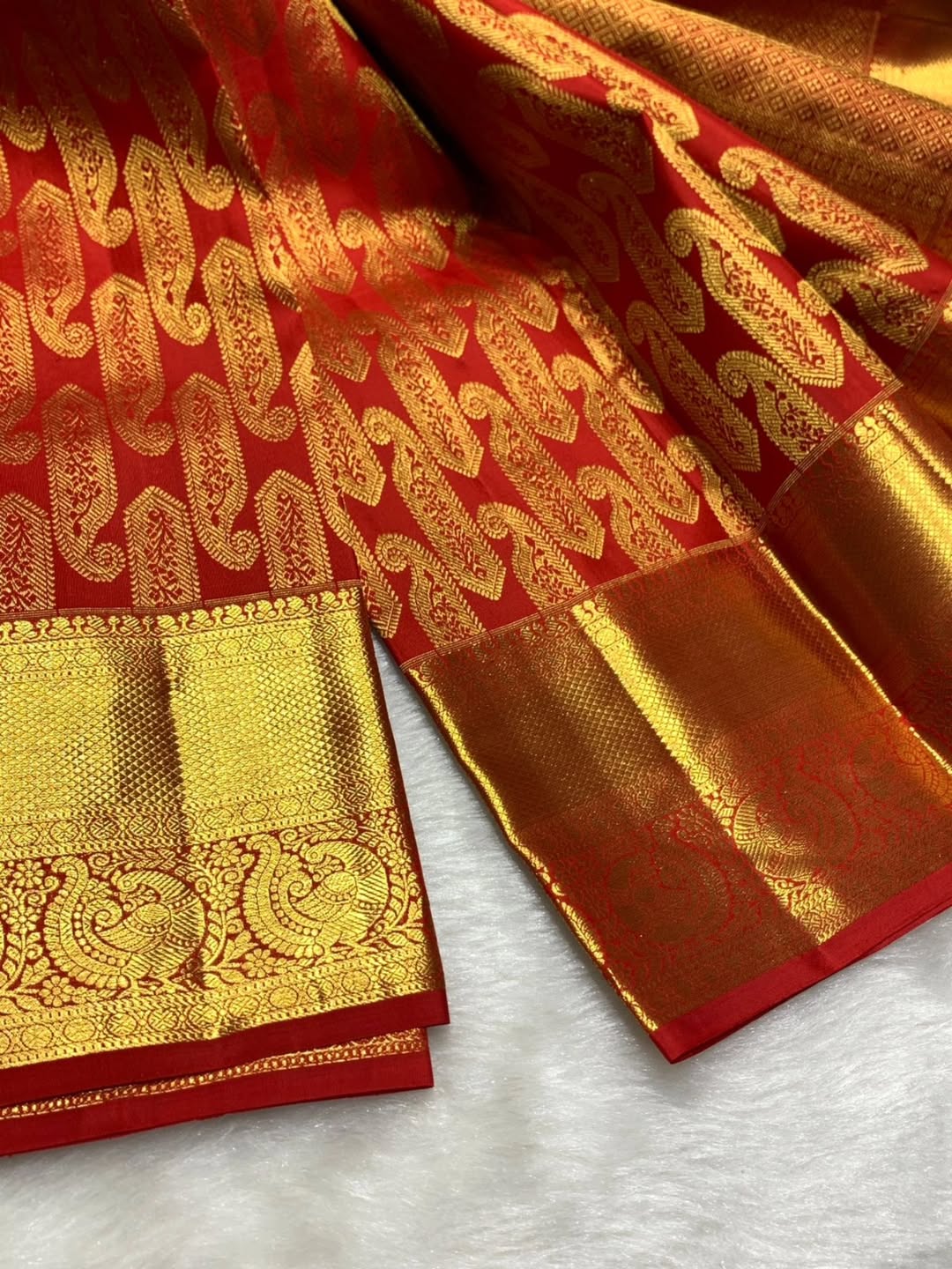 Grandiose Red Soft Banarasi Silk Saree With Vibrant Blouse Piece - Image 3