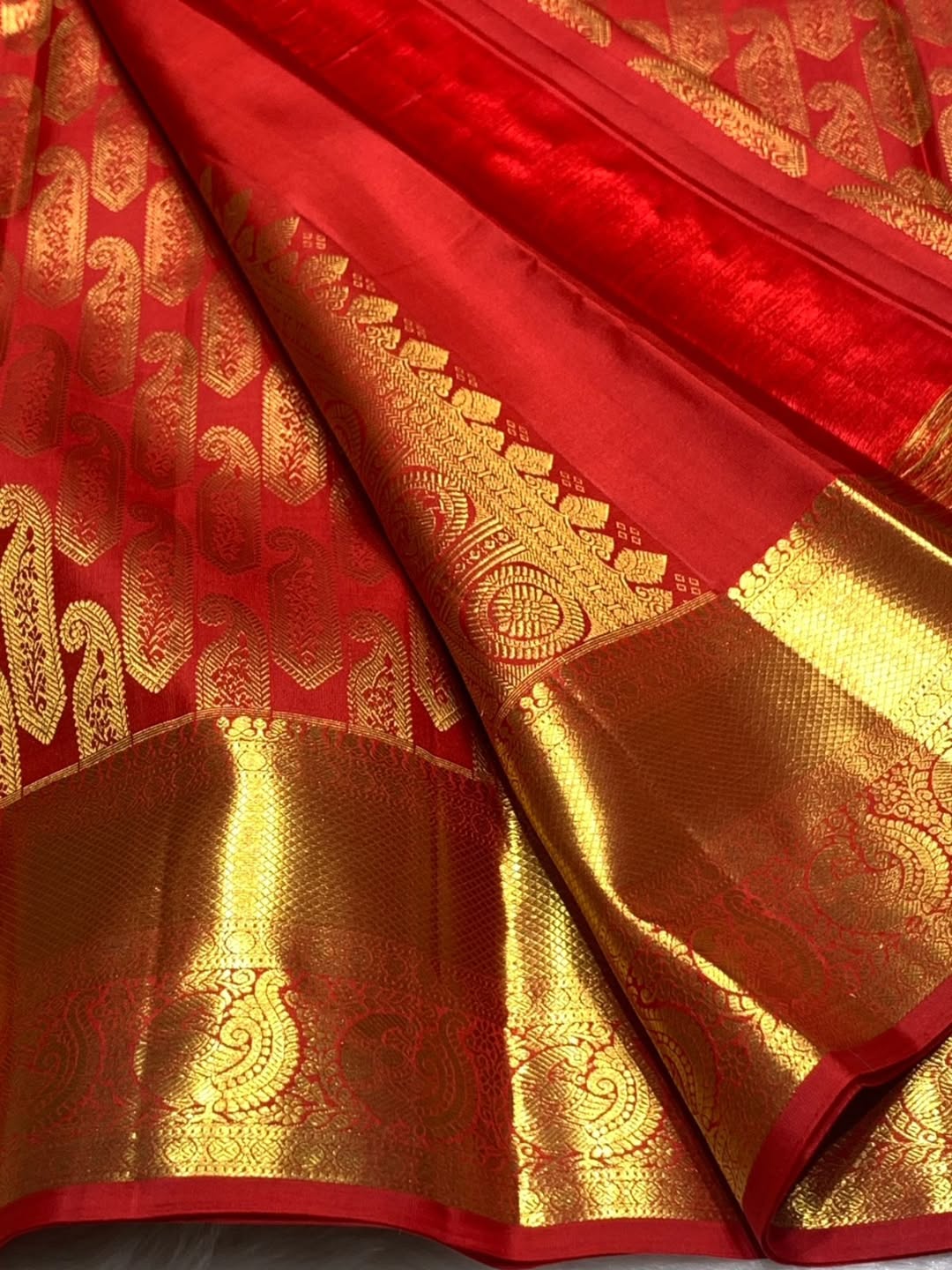 Grandiose Red Soft Banarasi Silk Saree With Vibrant Blouse Piece - Image 8