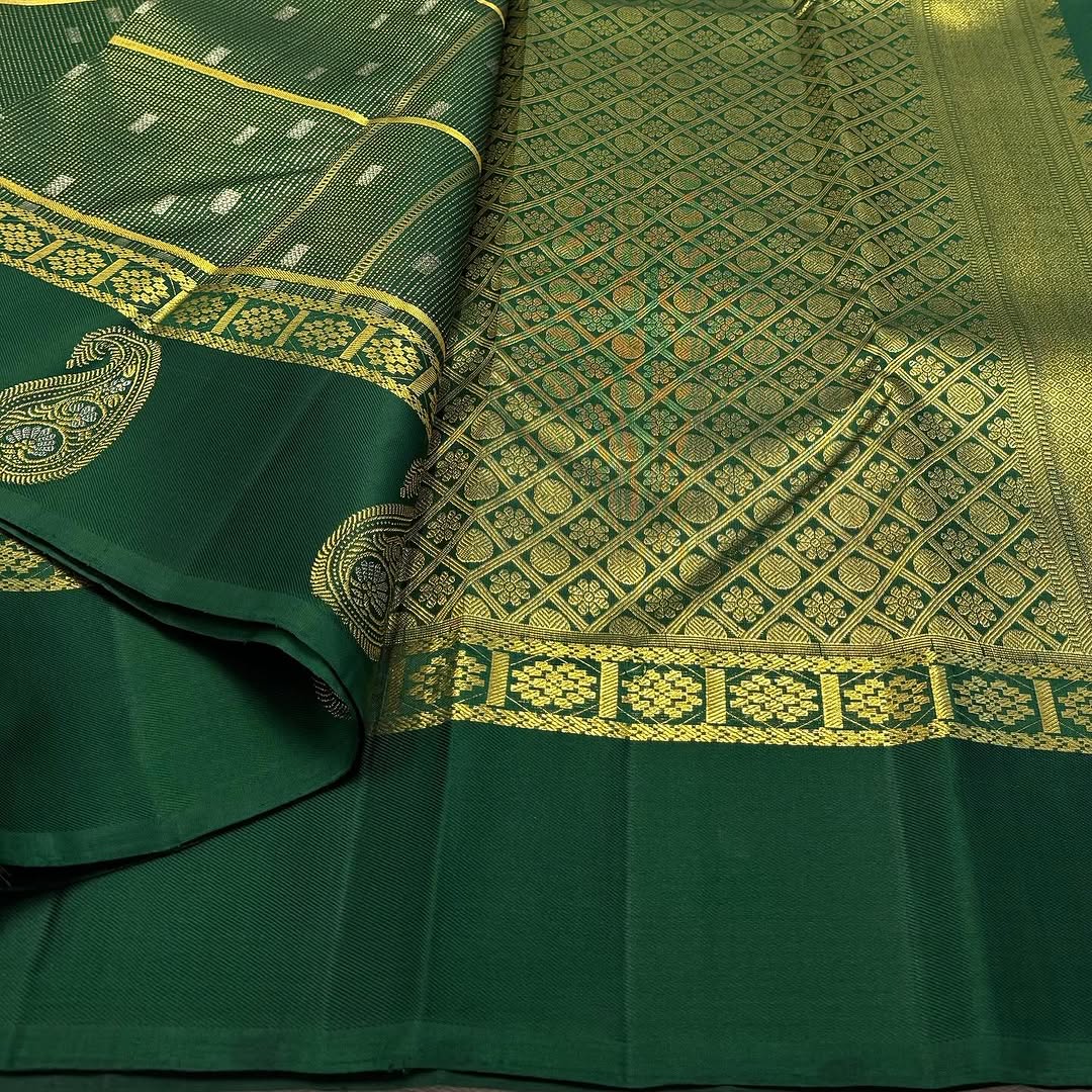 Gratifying Dark Green Soft Banarasi Silk Saree With Radiant Blouse Piece - Image 2