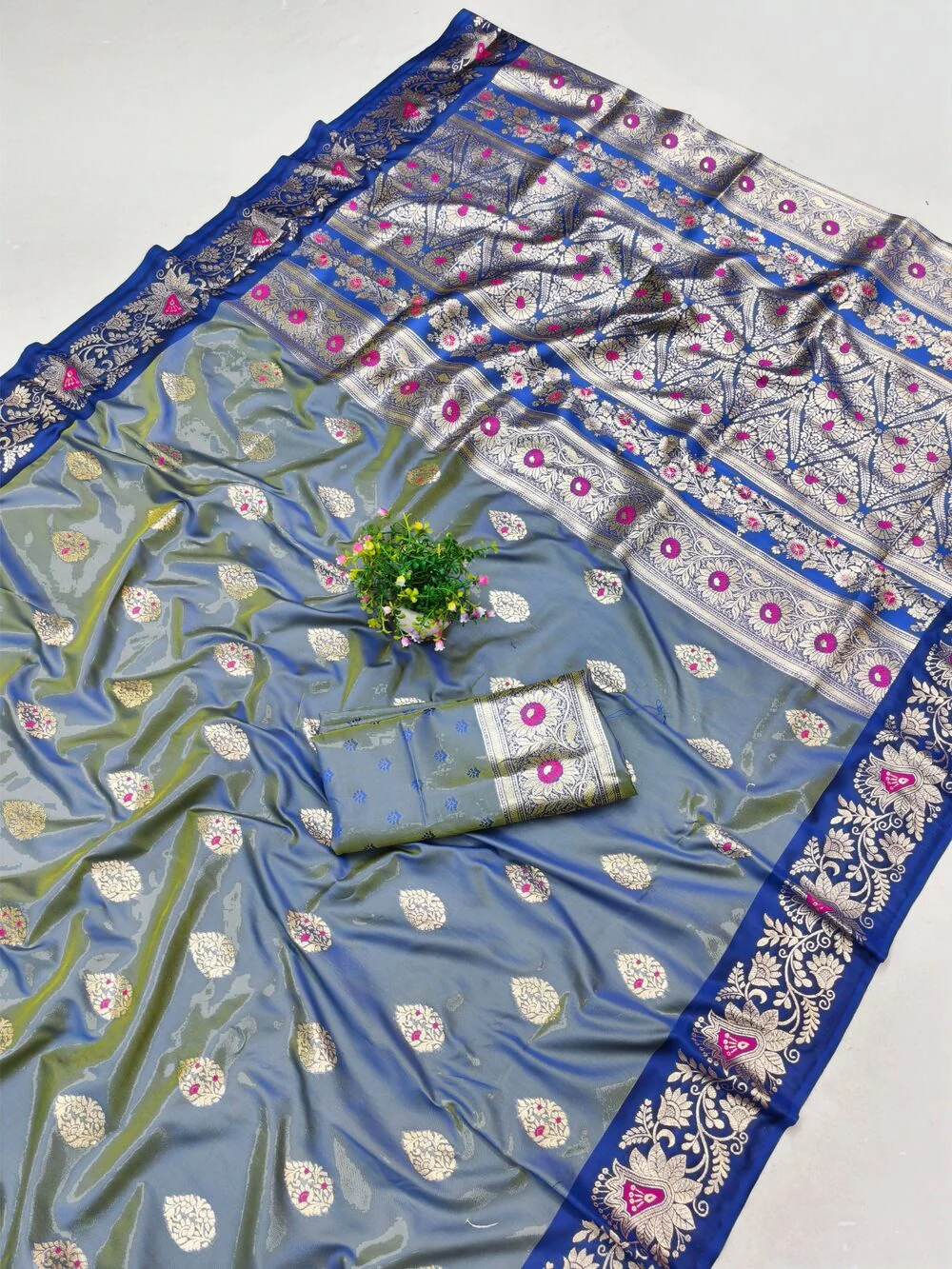 Groovy Blue Pure Zari Weaving Banarasi Silk Saree With Ephemeral Blouse Piece - Image 2