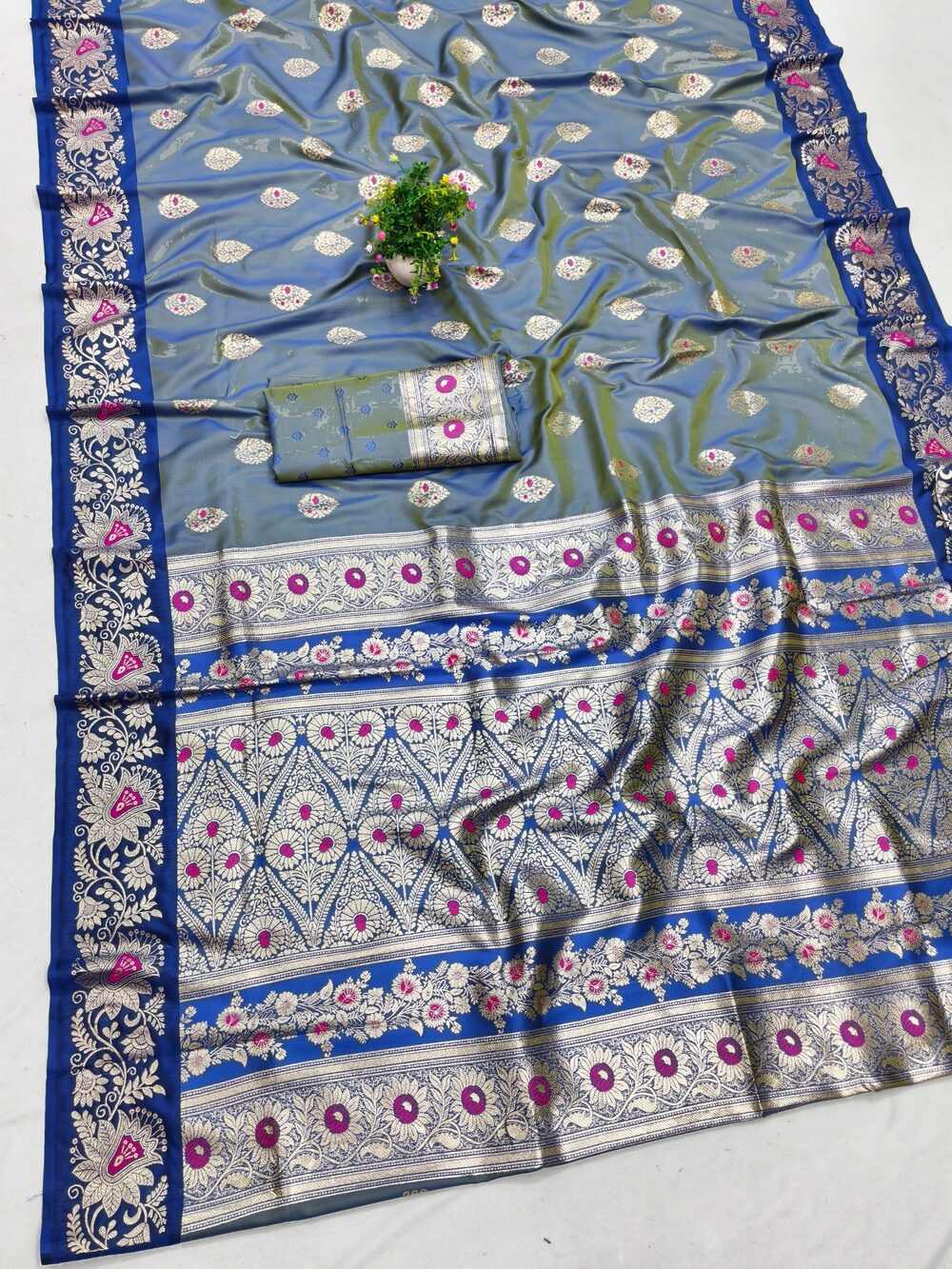 Groovy Blue Pure Zari Weaving Banarasi Silk Saree With Ephemeral Blouse Piece - Image 3