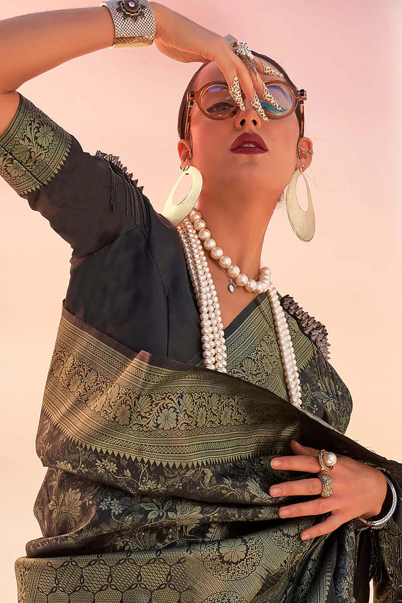 Hypnotic Black Kanjivaram Silk Saree With Majesty Blouse Piece - Image 3