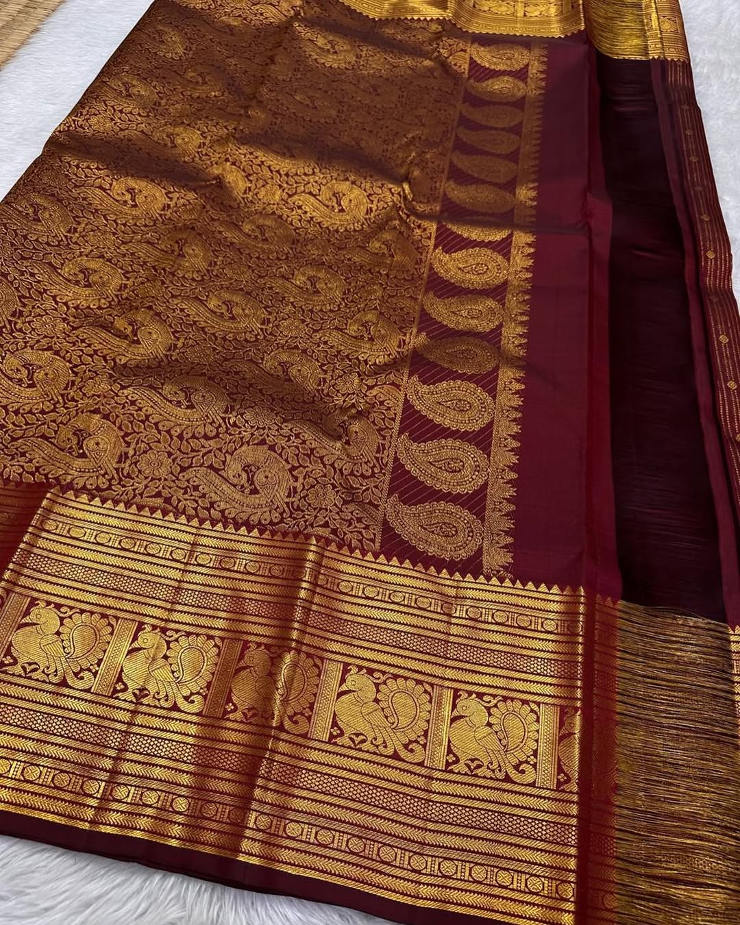 Hypnotic Maroon Soft Banarasi Silk Saree With Inimitable Blouse Piece - Image 4