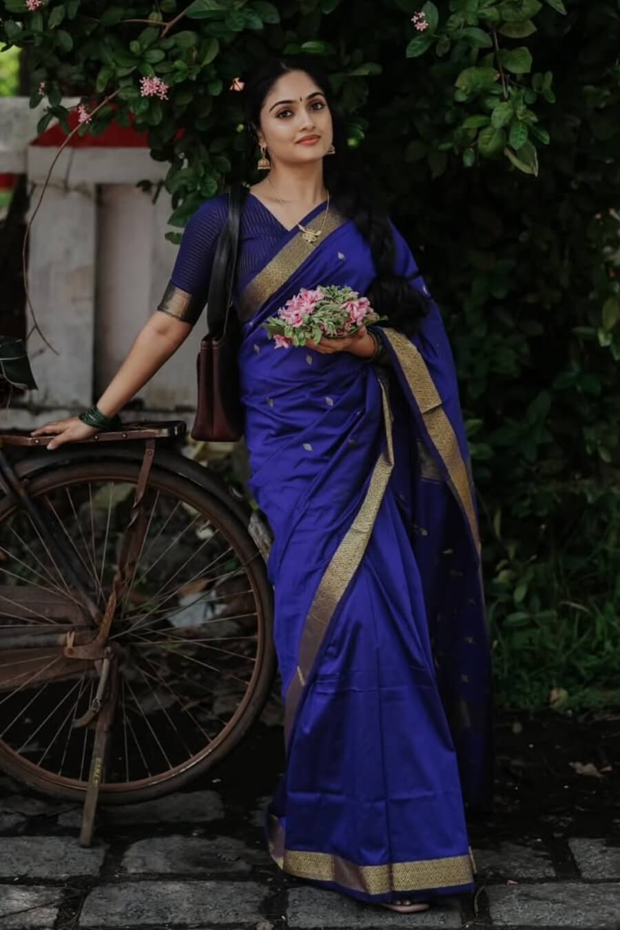 Imaginative Navy Blue Cotton Silk Saree With Whimsical Blouse Piece - Image 3