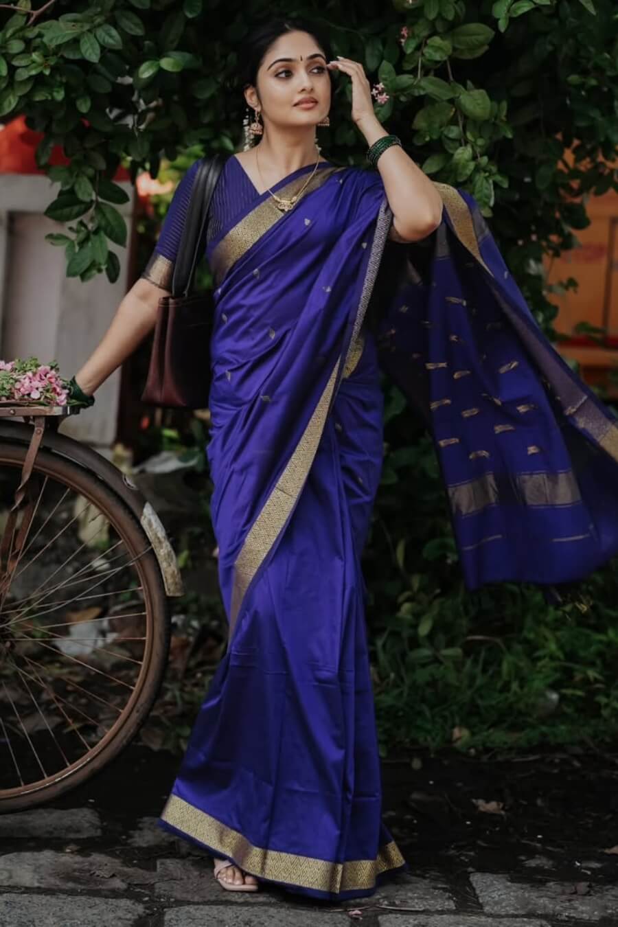 Imaginative Navy Blue Cotton Silk Saree With Whimsical Blouse Piece - Image 5