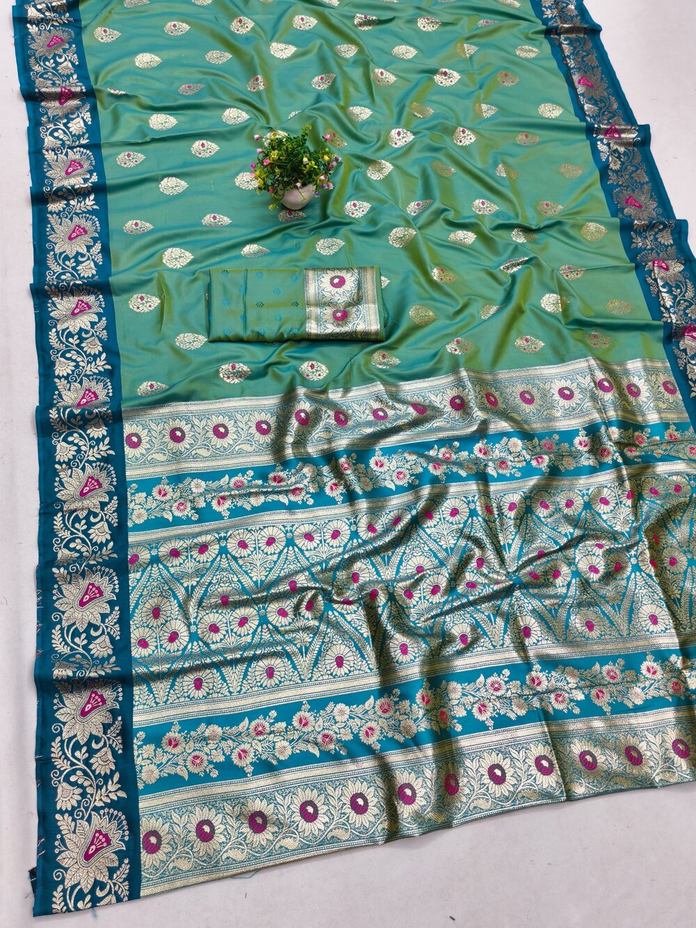 Imaginative Sea Green Pure Zari Weaving Banarasi Silk Saree With Stunning Blouse Piece - Image 3
