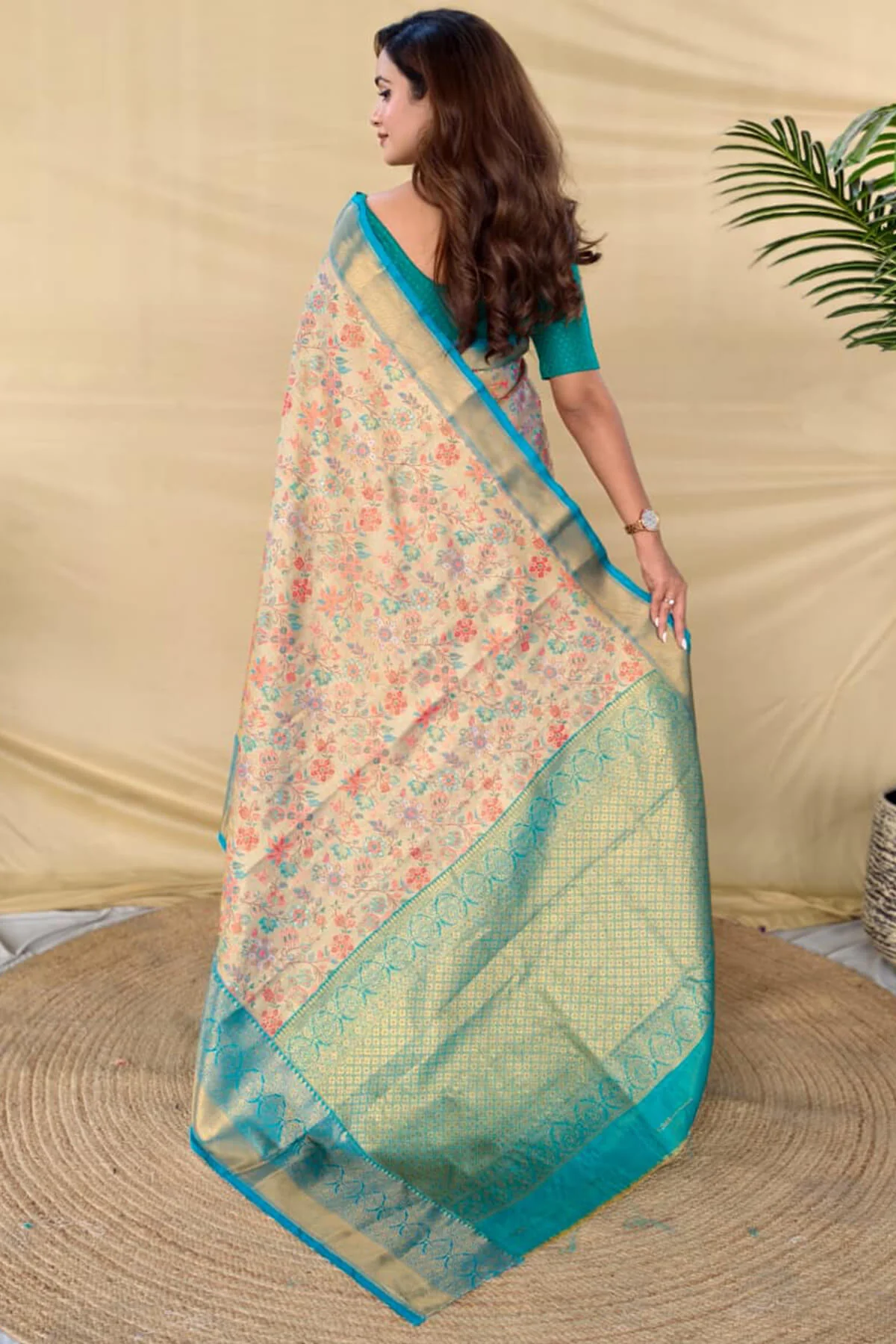 Imbrication Beige Kanjivaram Silk Saree With Serendipity Blouse Piece - Image 5