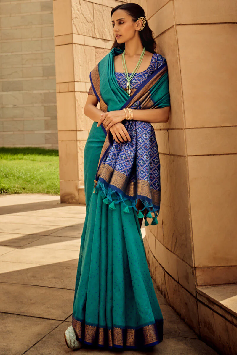 Imbrication Rama Patola Silk Saree with Ebullience Blouse Piece - Image 3