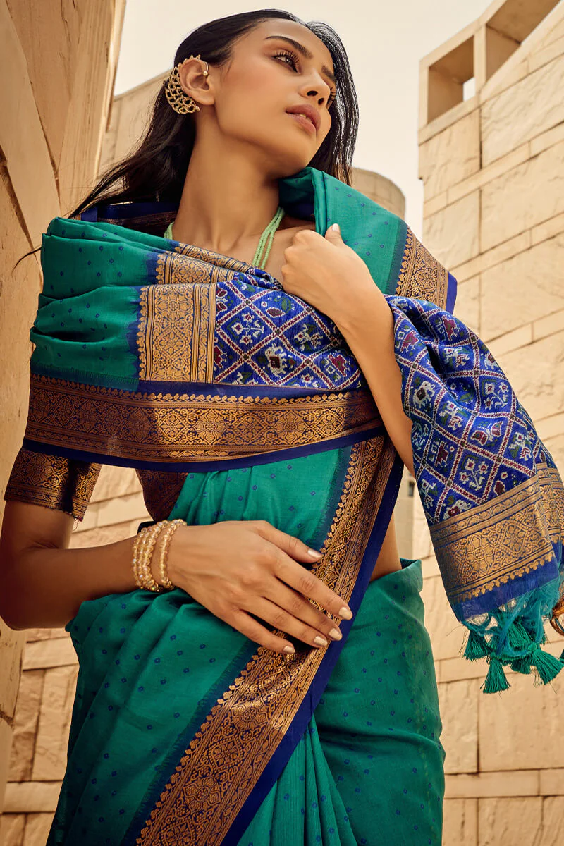 Imbrication Rama Patola Silk Saree with Ebullience Blouse Piece - Image 4