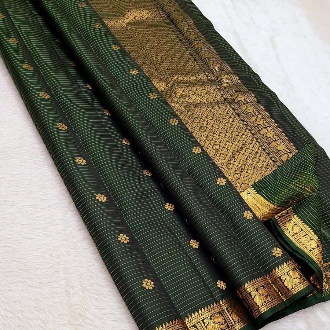 Incomparable Dark Green Soft Silk Saree With Vivacious Blouse Piece - Image 3