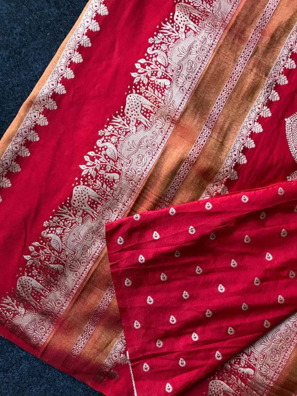 Incomparable Red Banarasi Dola Silk Saree With Exceptional Blouse Piece - Image 3