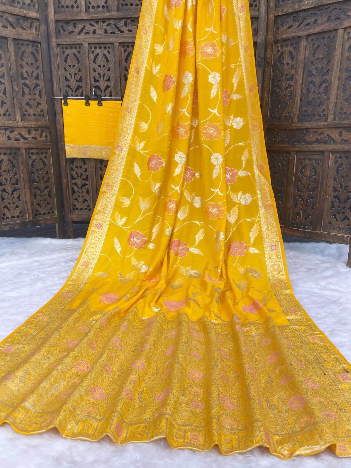 Incomparable Yellow Banarasi Dola Silk Saree With Vivacious Blouse Piece - Image 2
