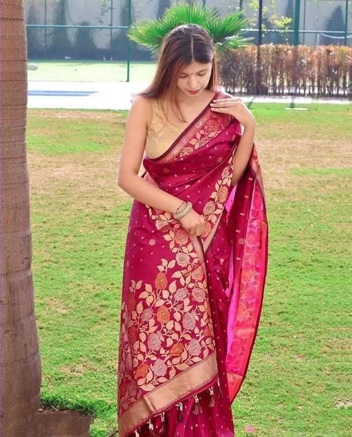Incredible Dark Pink Soft Banarasi Silk Saree With Beleaguer Blouse Piece - Image 3