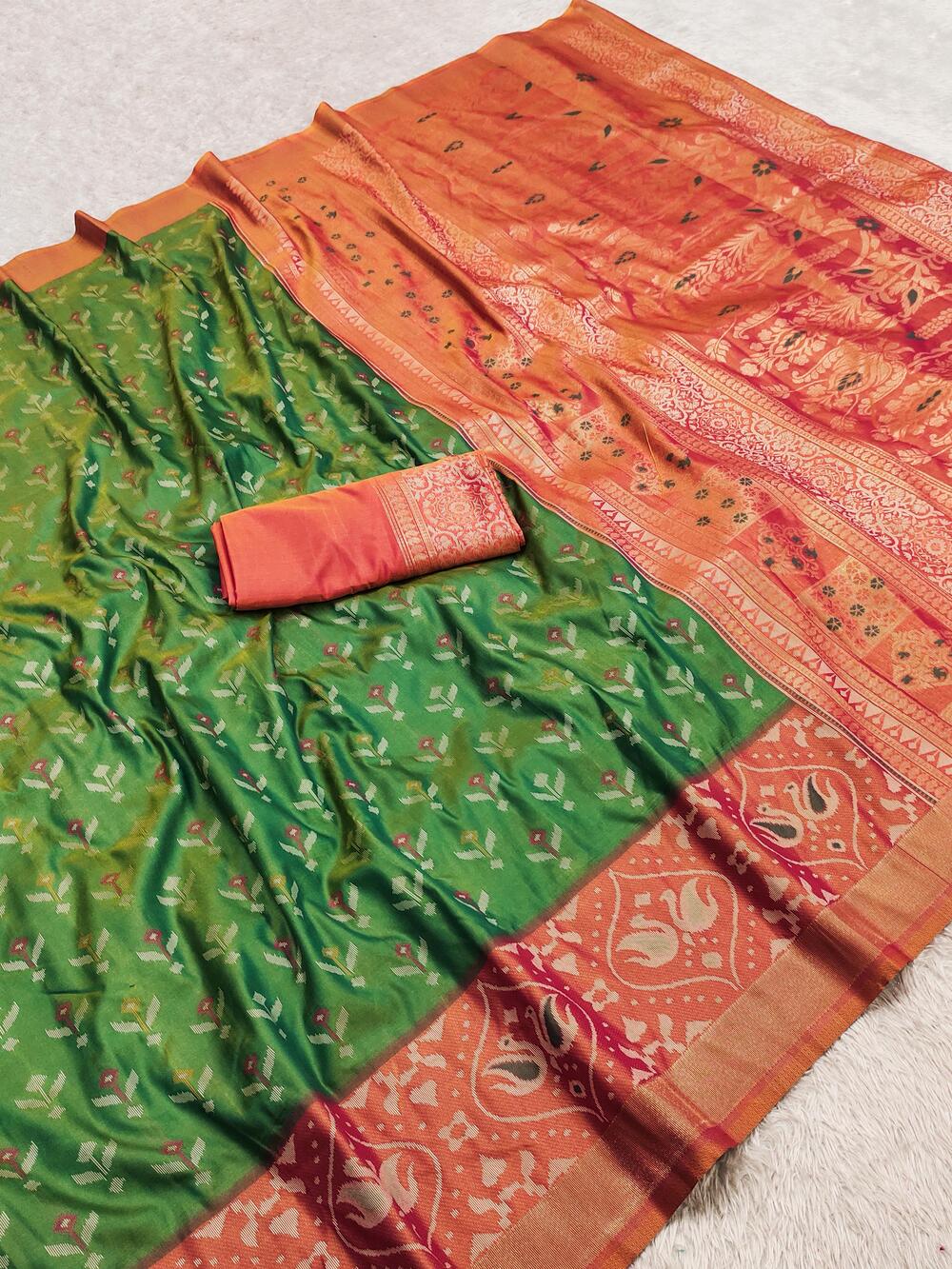 Incredible Green Pure Zari Weaving Banarasi Silk Saree With Snappy Blouse Piece