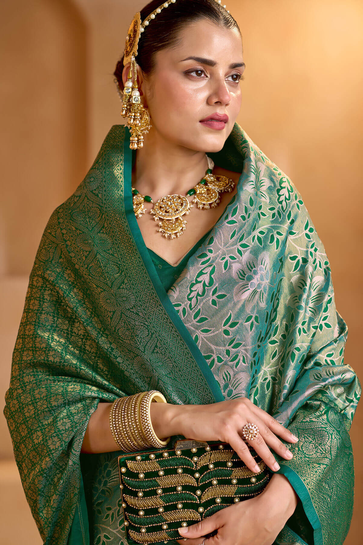 Ineffable Green Kanjivaram Silk Saree With Cynosure Blouse Piece - Image 2