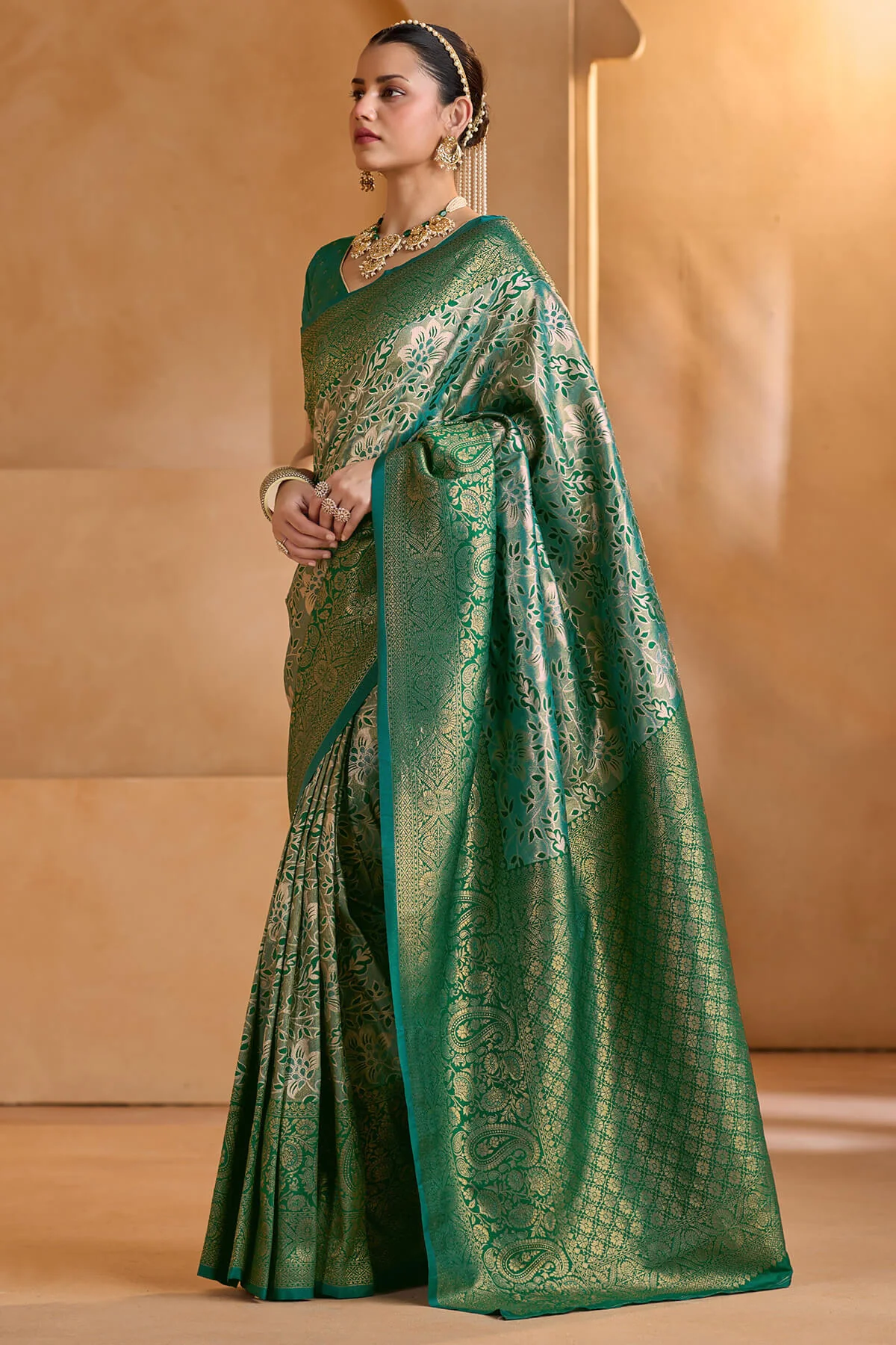 Ineffable Green Kanjivaram Silk Saree With Cynosure Blouse Piece - Image 4