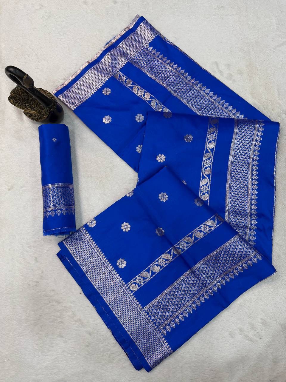 Ineffable Royal Blue Pure Zari Weaving Banarasi Silk Saree With Nectarous Blouse Piece - Image 2