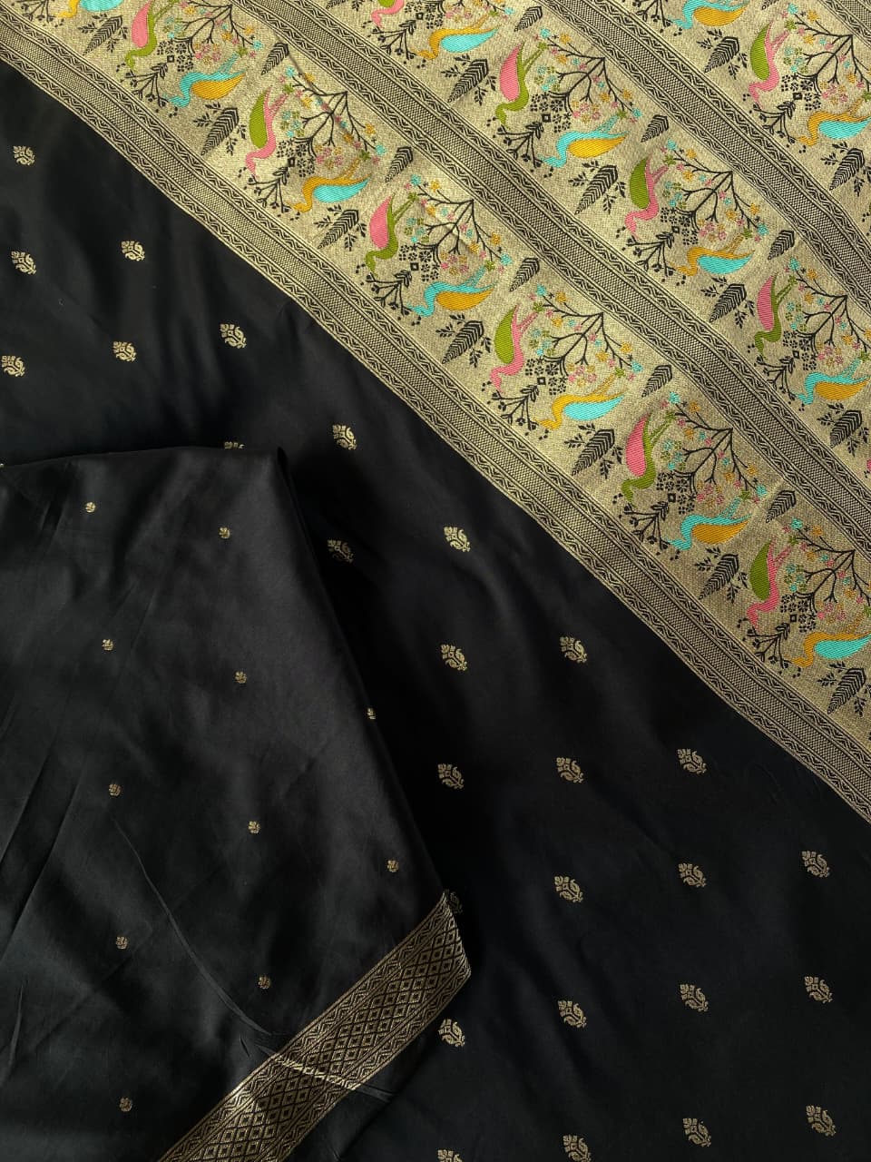 Inimitable Black Soft Banarasi Silk Saree With Assemblage Blouse Piece - Image 4