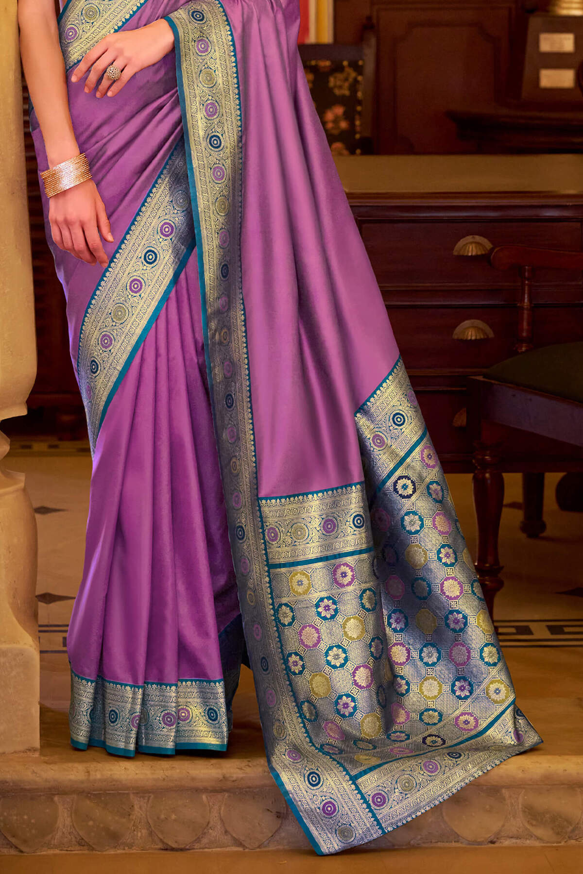 Inspiring Lavender Pure Zari Weaving Banarasi Silk Saree With Opulent Blouse Piece - Image 4