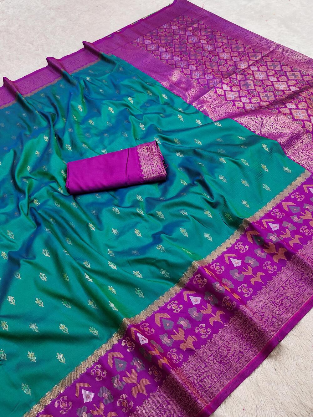 Intricate Rama Pure Zari Weaving Banarasi Silk Saree With Fairytale Blouse Piece