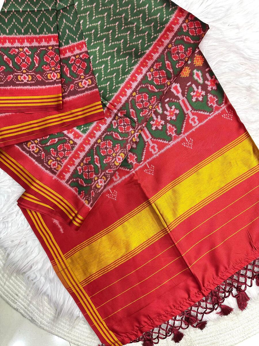 Jubilant Dark Green Ikkat Printed Patola Silk Saree With Entrancing Blouse Piece - Image 2