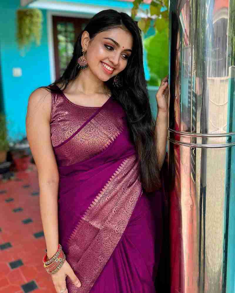 Lassitude Purple Soft Silk Saree With Gratifying Blouse Piece - Image 5