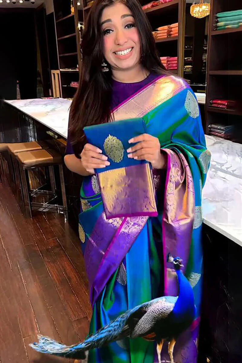 Lovely Blue Soft Silk Saree With Deserving Blouse Piece - Image 4