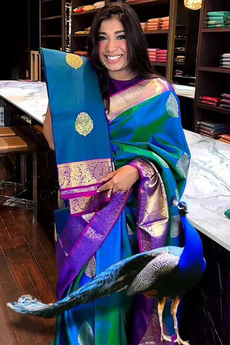 Lovely Blue Soft Silk Saree With Deserving Blouse Piece - Image 5