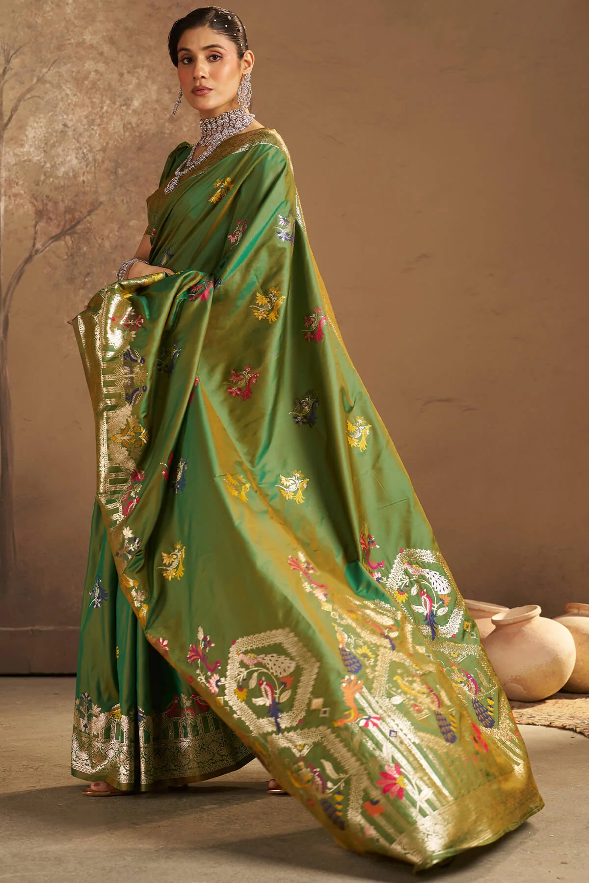 Lovely Green Pure Zari Weaving Banarasi Silk Saree With Nectarous Blouse Piece - Image 3