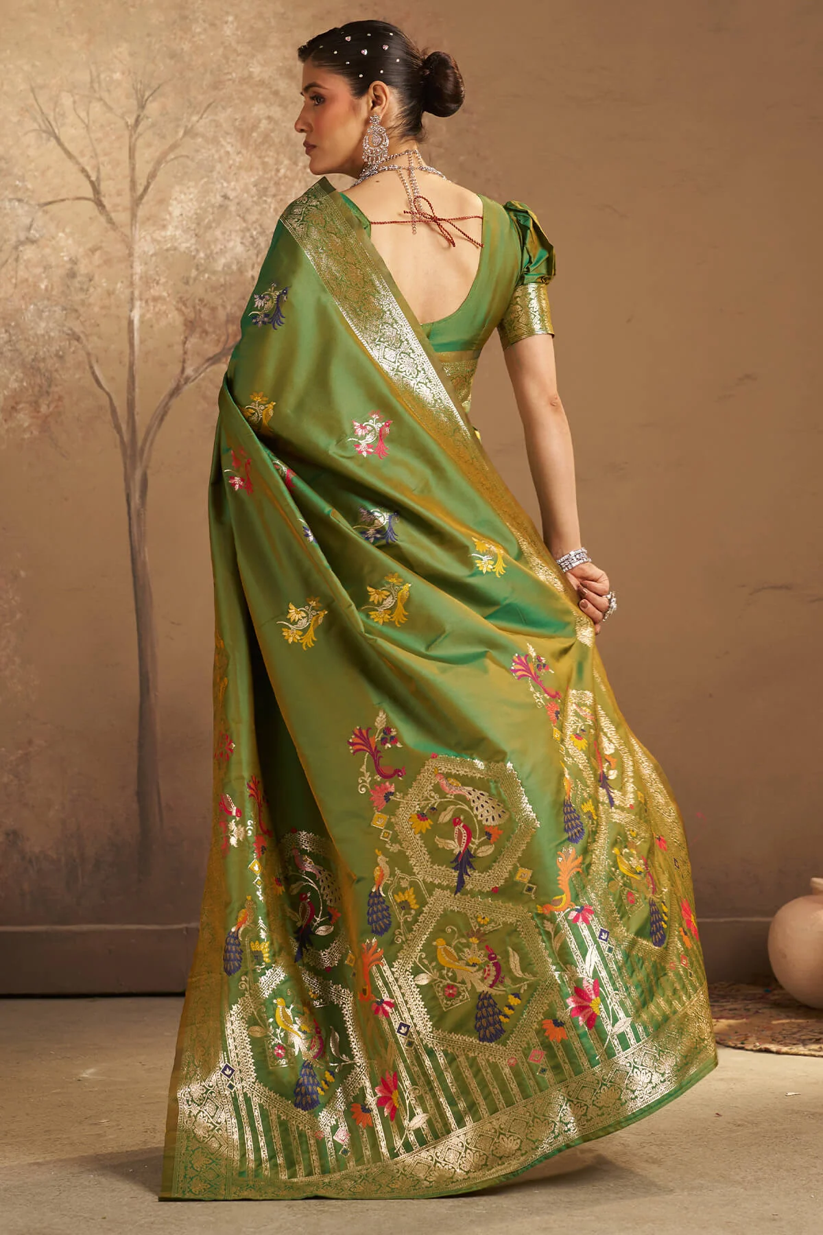 Lovely Green Pure Zari Weaving Banarasi Silk Saree With Nectarous Blouse Piece - Image 5