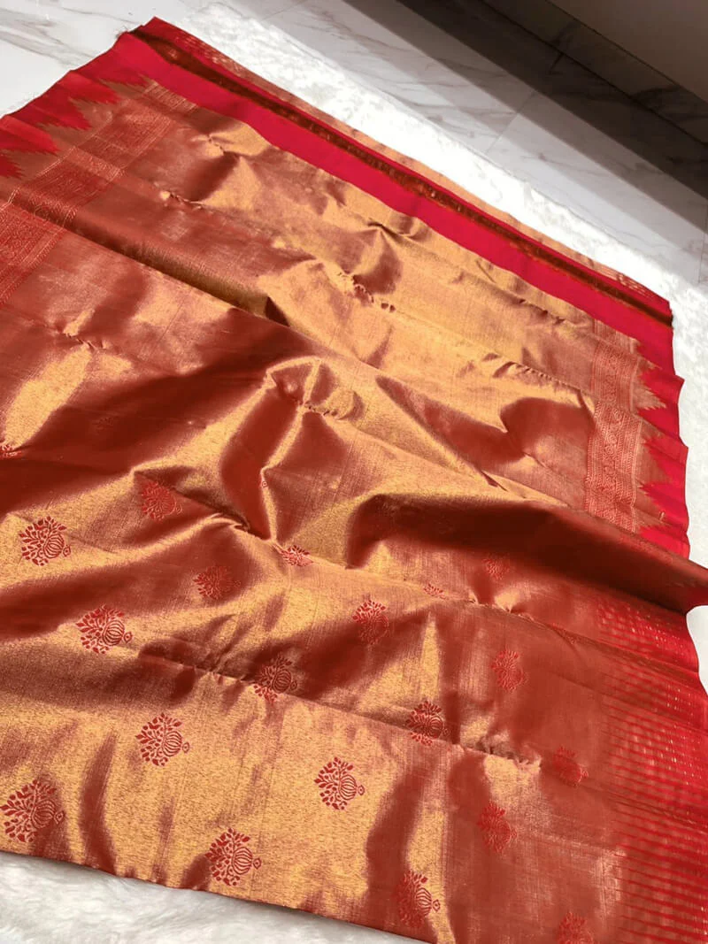 Luminous Red Pure Zari Weaving Banarasi Silk Saree With Snappy Blouse Piece - Image 3