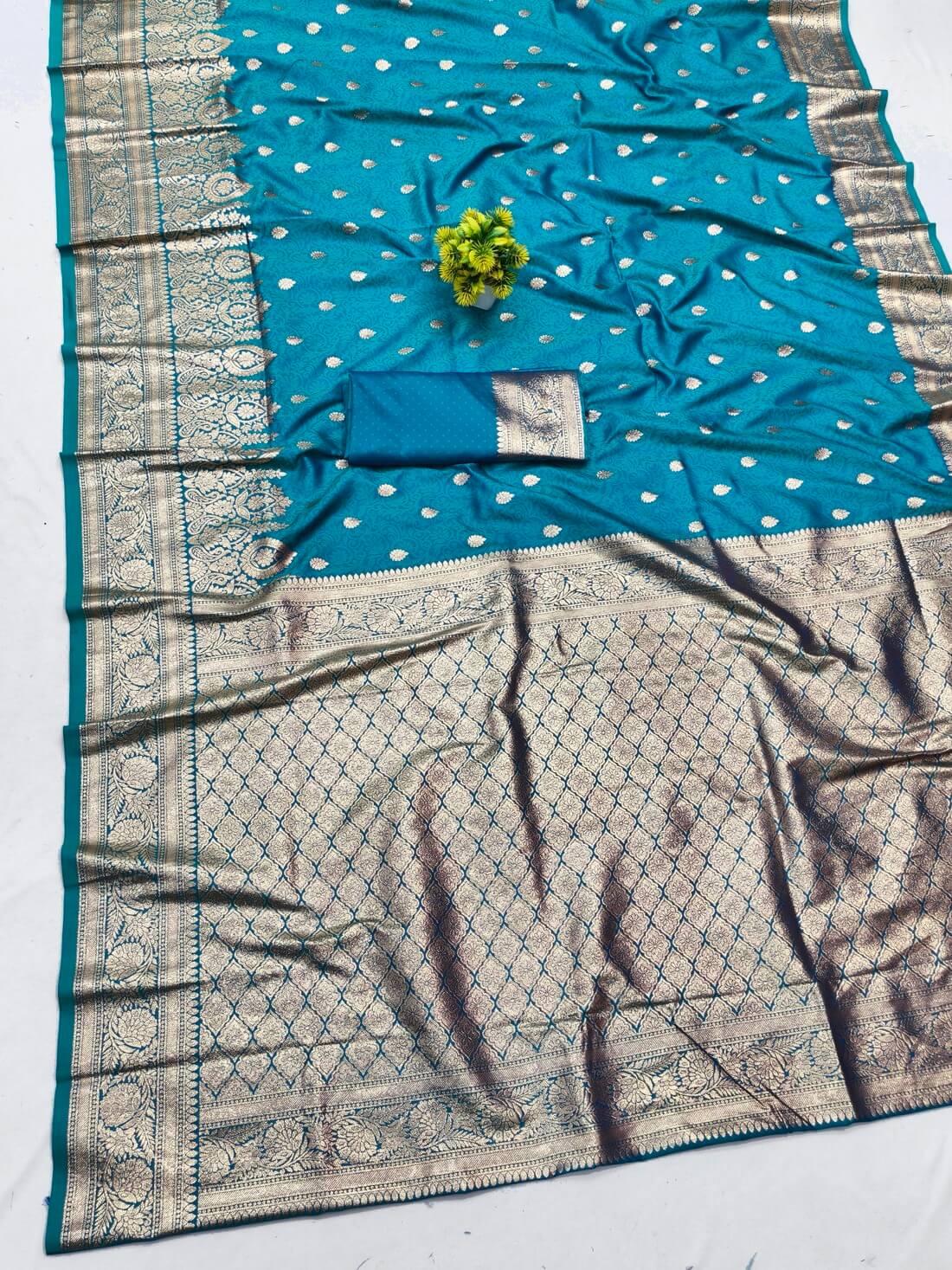Lustrous Firozi Pure Zari Weaving Banarasi Silk Saree With Scrupulous Blouse Piece - Image 2