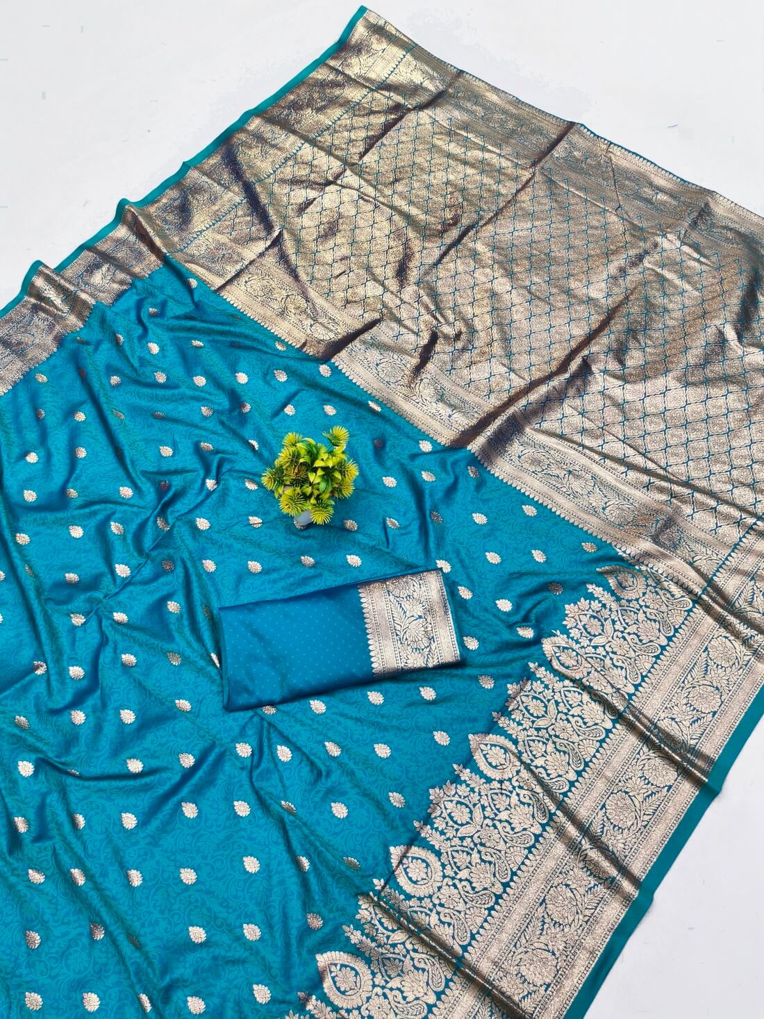 Lustrous Firozi Pure Zari Weaving Banarasi Silk Saree With Scrupulous Blouse Piece - Image 3