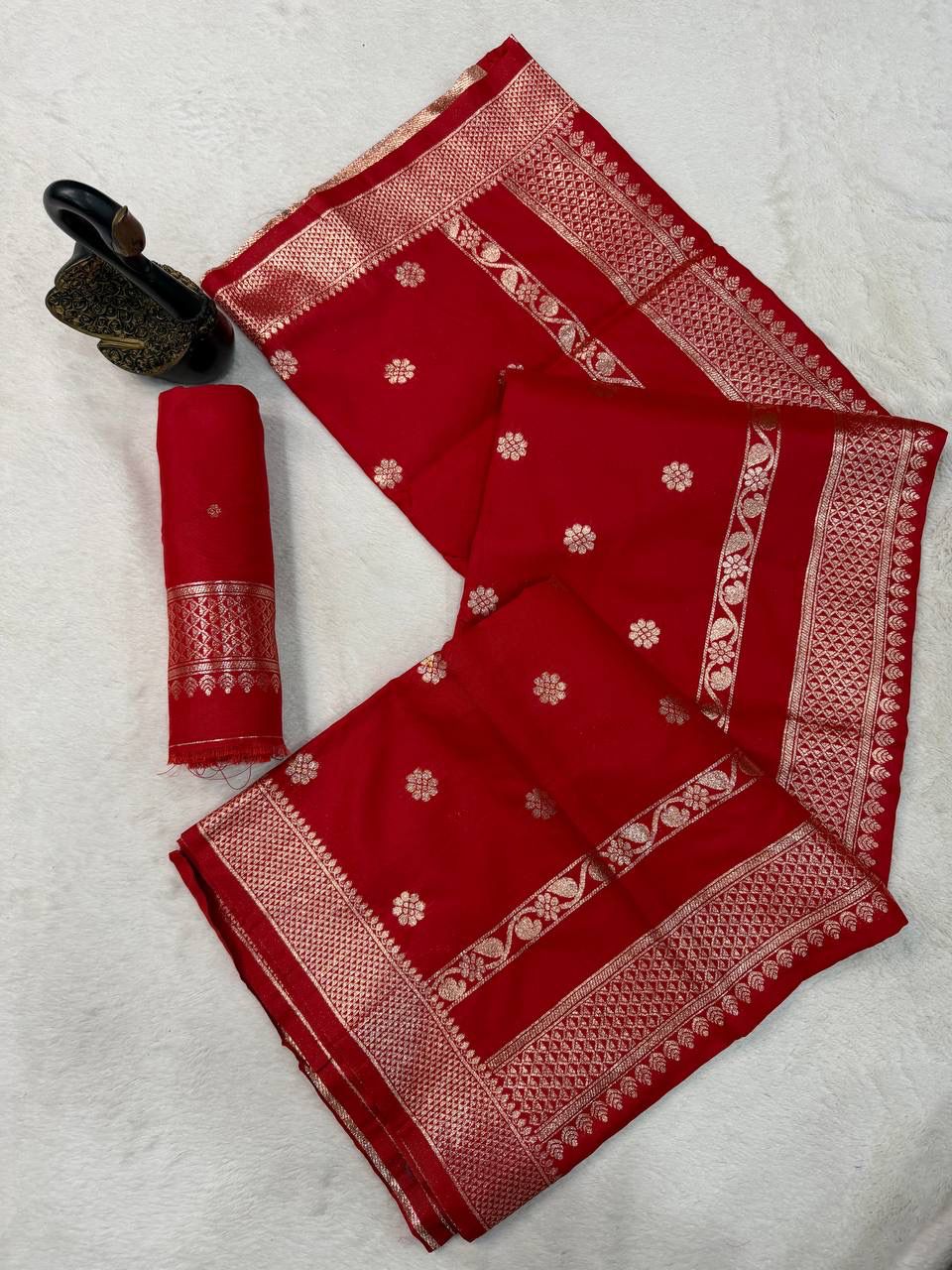 Lustrous Red Pure Zari Weaving Banarasi Silk Saree With Resplendent Blouse Piece - Image 2