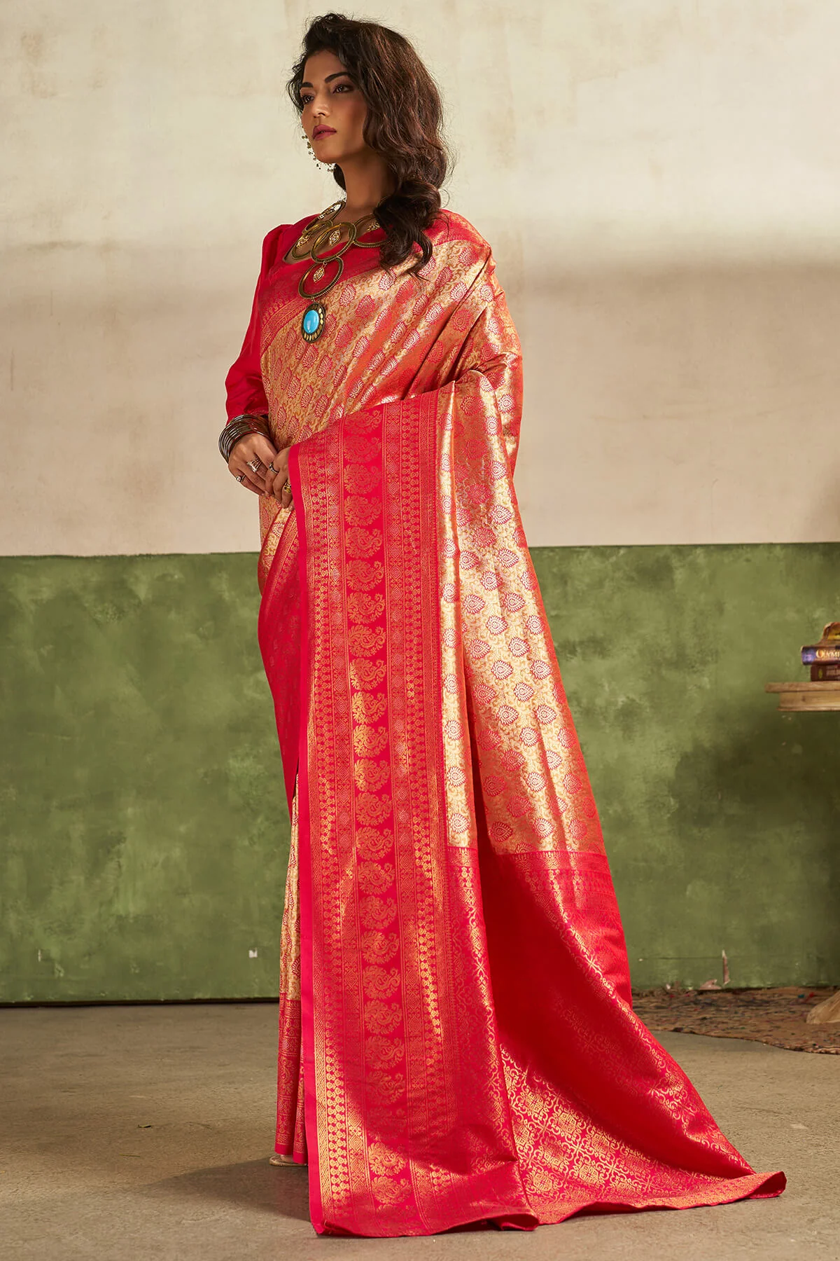 Magnetic Dark Pink Kanjivaram Silk Saree With Flaunt Blouse Piece - Image 4