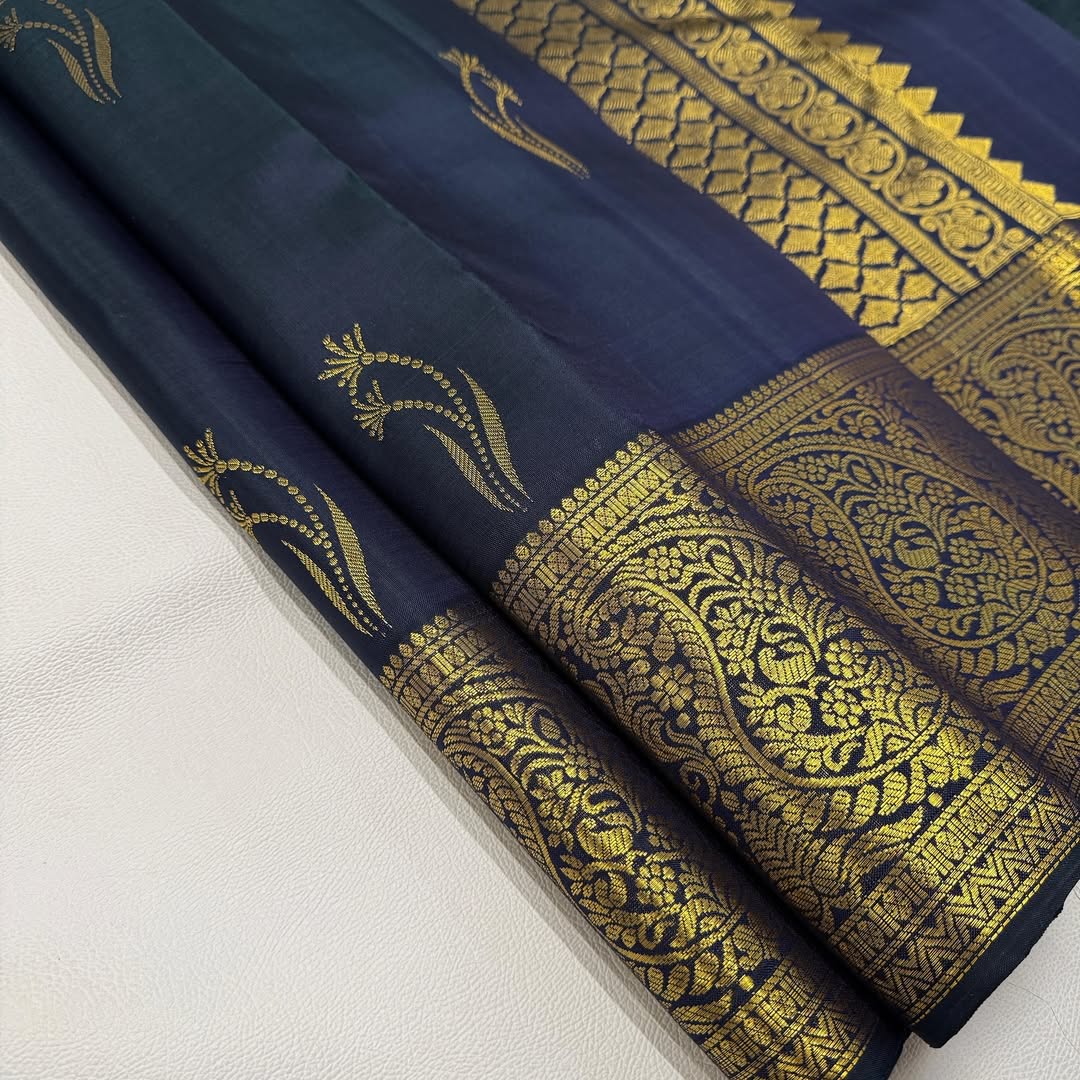 Magnetic Navy Blue Pure Zari Weaving Banarasi Silk Saree With Ravishing Blouse Piece - Image 4