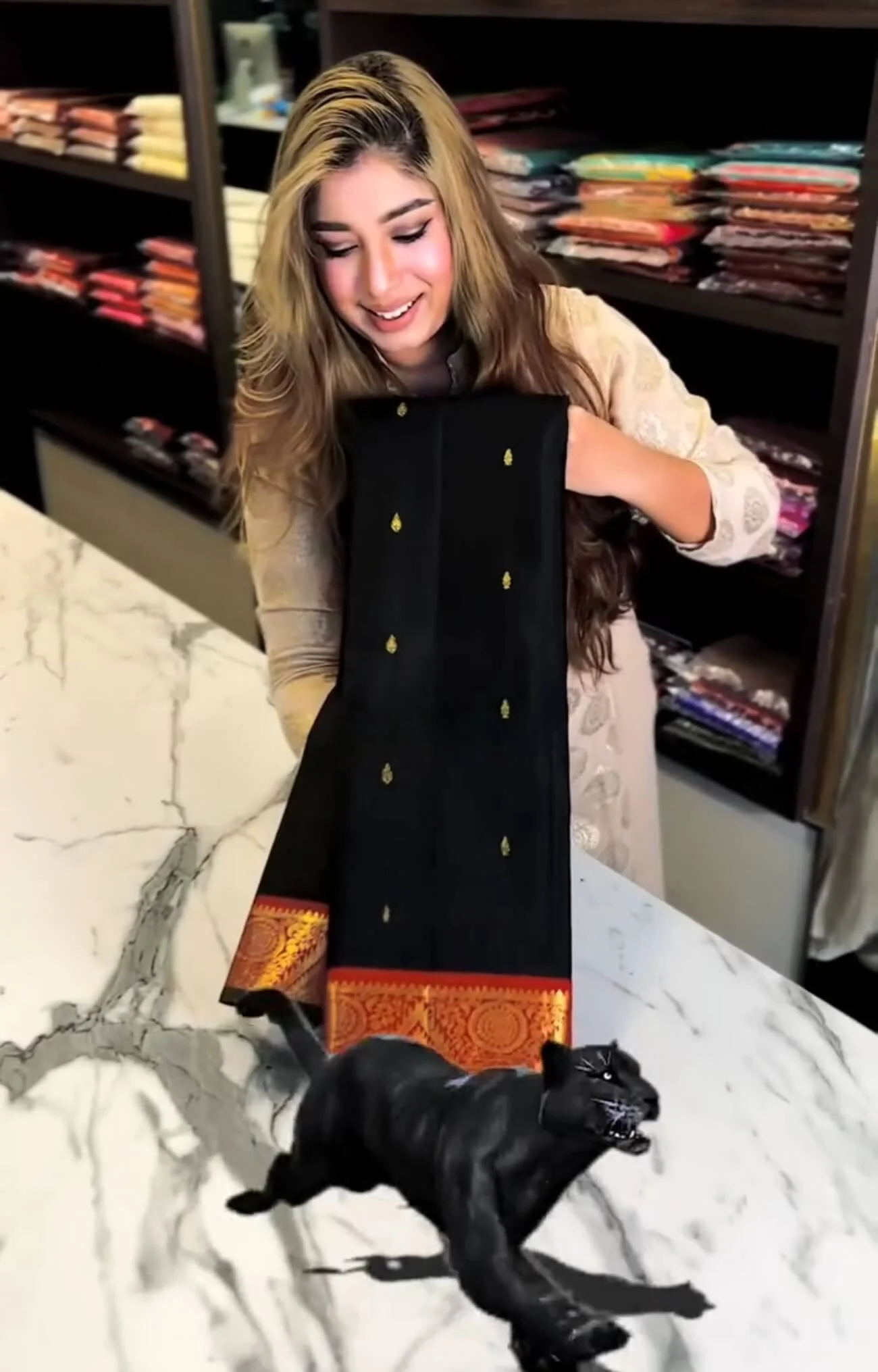 Magnificat Black Soft Banarasi Silk Saree With Confounding  Blouse Piece - Image 2
