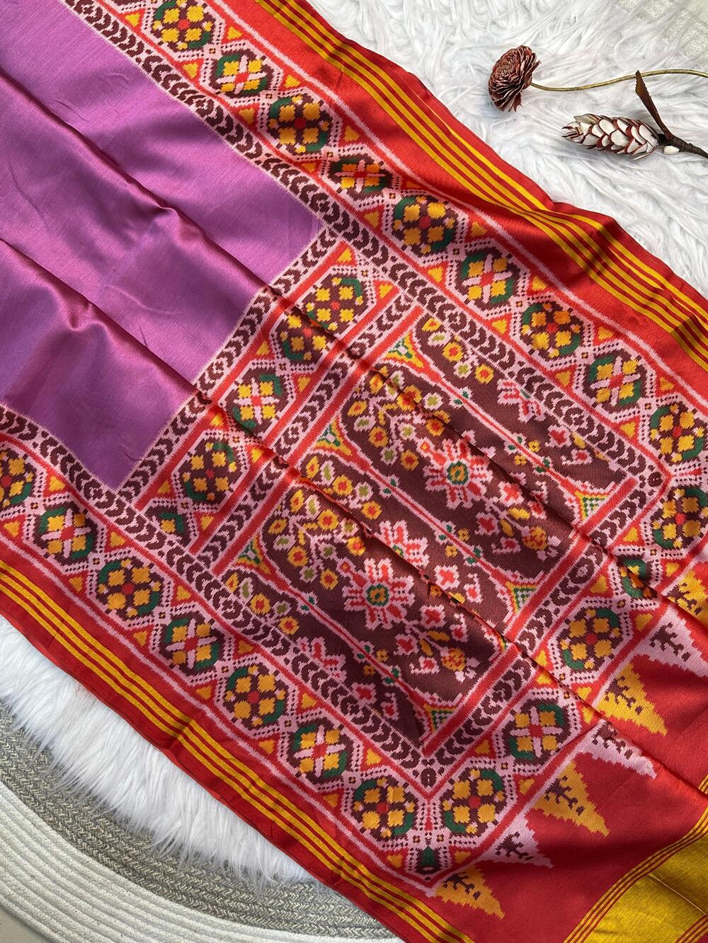 Majestic Purple Ikkat Printed Patola Silk Saree With Beautiful Blouse Piece - Image 2