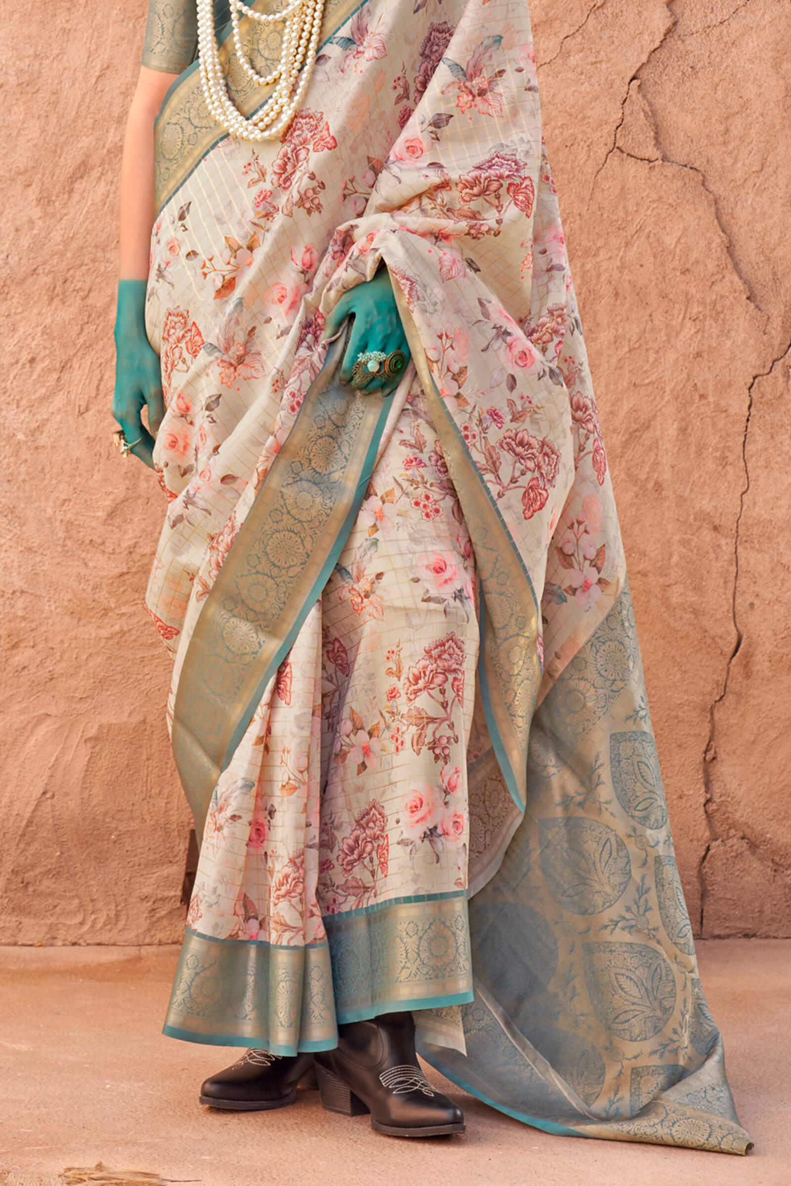 Majesty Beige Digital Printed Cotton Silk Saree With Alluring Blouse Piece - Image 3