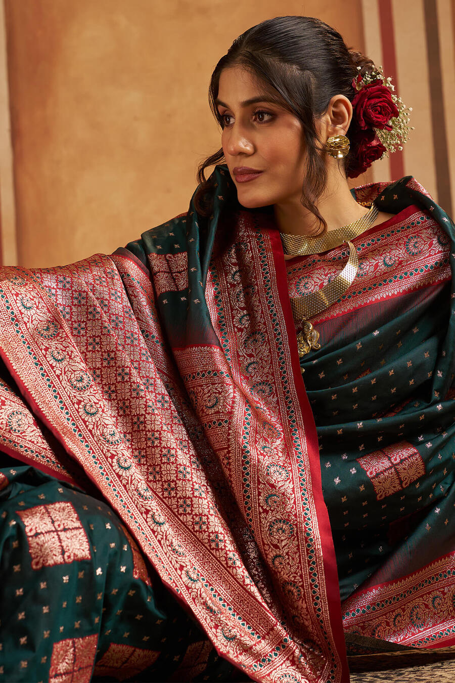 Majesty Dark Green Pure Zari Weaving Banarasi Silk Saree With Profuse Blouse Piece - Image 4