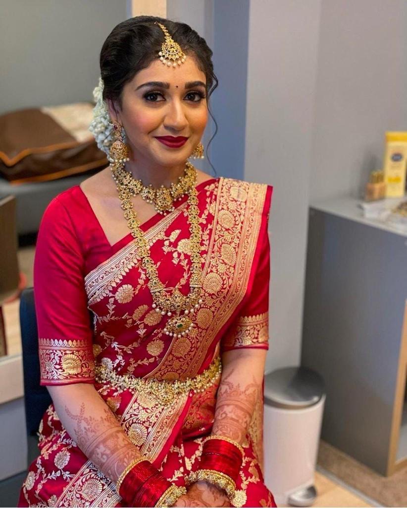 Majesty Red Soft Banarasi Silk Saree With Angelic Blouse Piece - Image 2