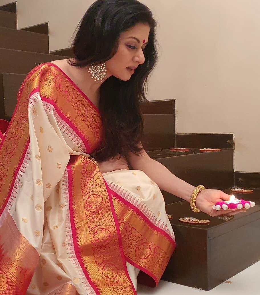 Marvellous Beige Soft Banarasi Silk Saree With Unique Blouse Piece - Image 3