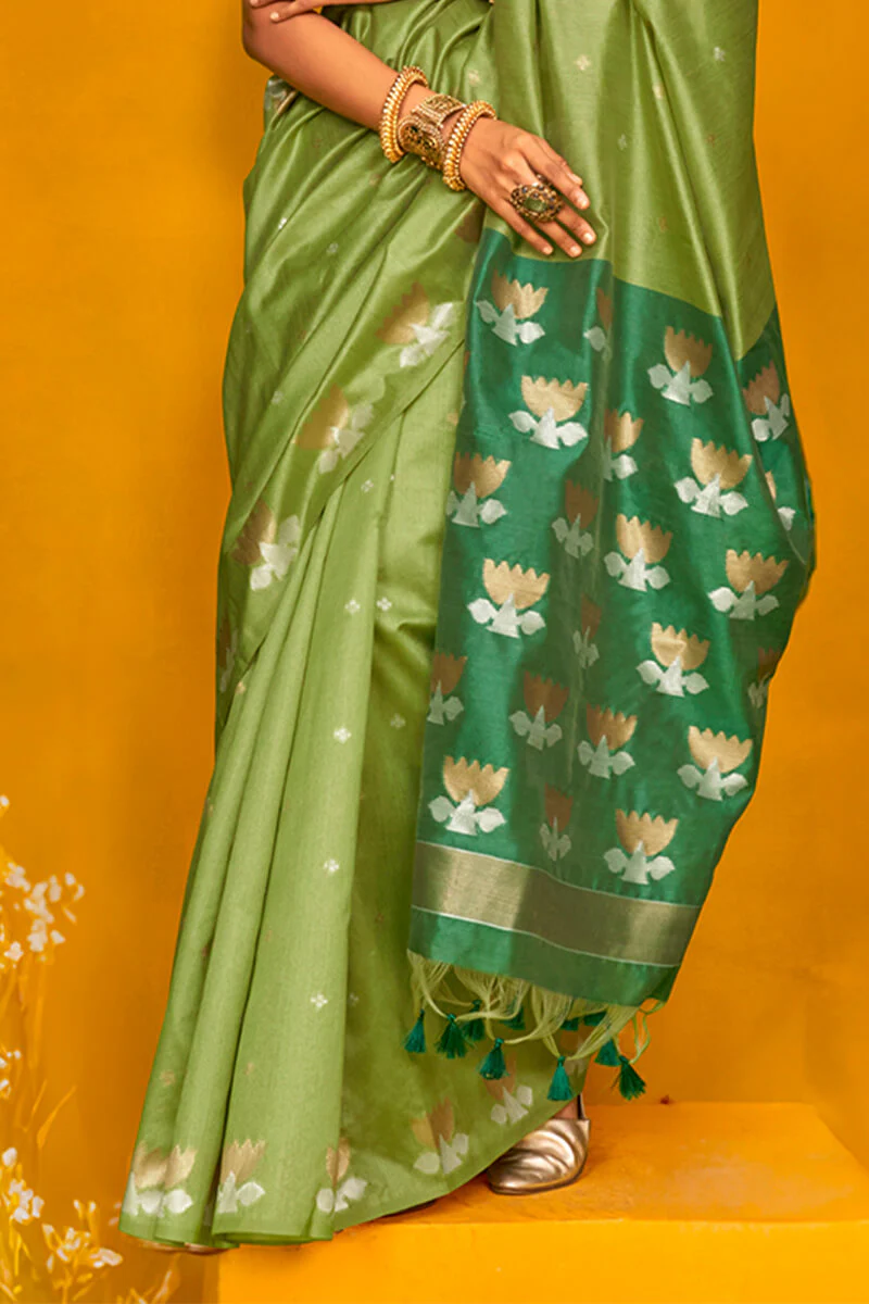 Marvellous Green Soft Banarasi Silk Saree With Sizzling Blouse Piece - Image 3