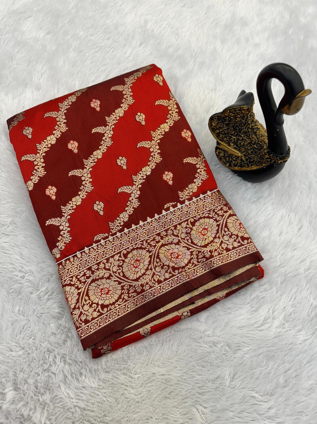 Marvellous Red Soft Banarasi Silk Saree With Evanescent Blouse Piece - Image 2