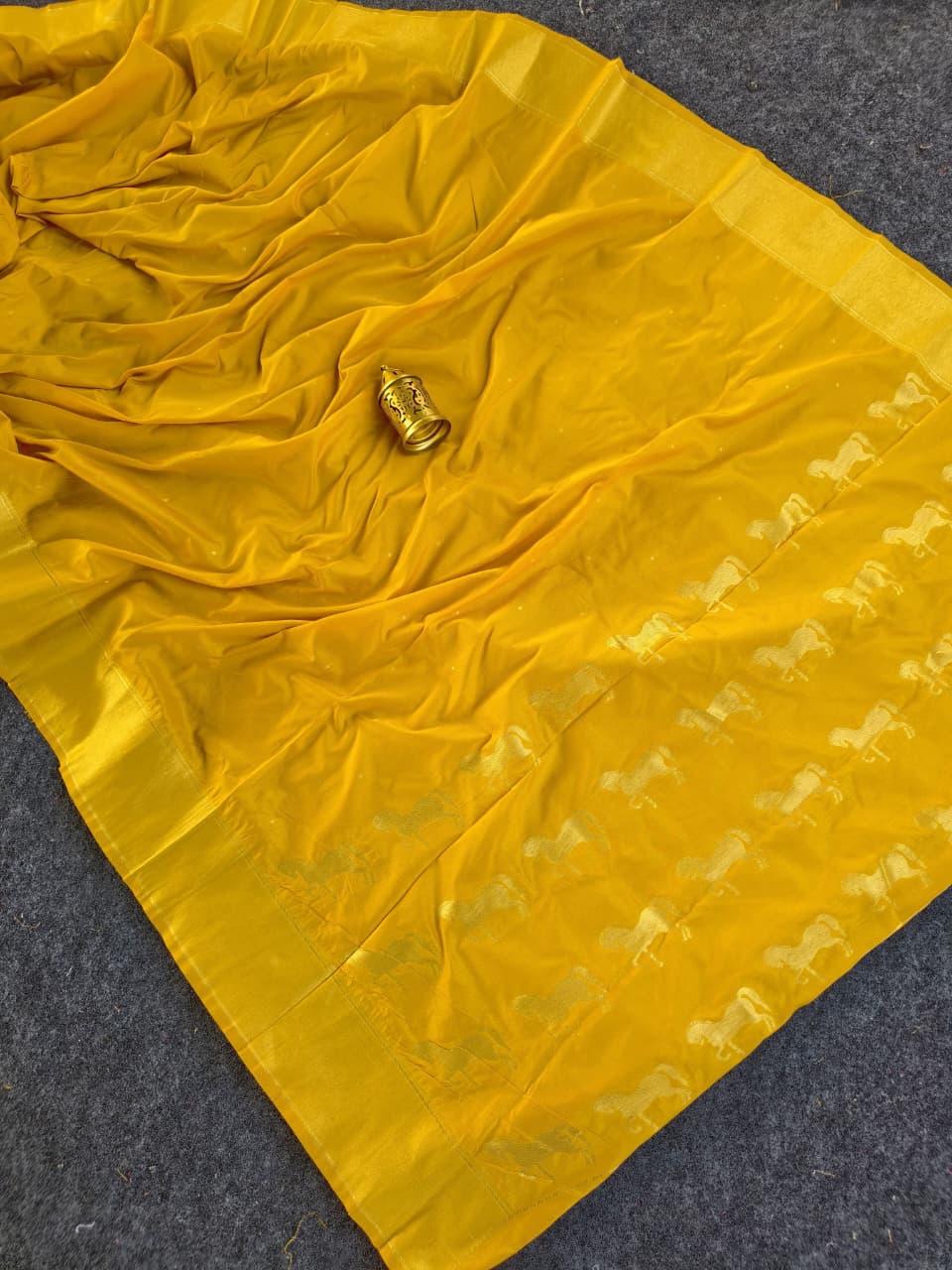 Mellifluous Yellow Pure Zari Weaving Banarasi Silk Saree With Magnificat Blouse Piece - Image 2