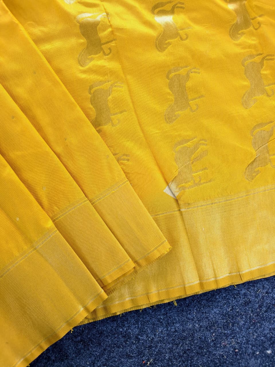 Mellifluous Yellow Pure Zari Weaving Banarasi Silk Saree With Magnificat Blouse Piece - Image 3