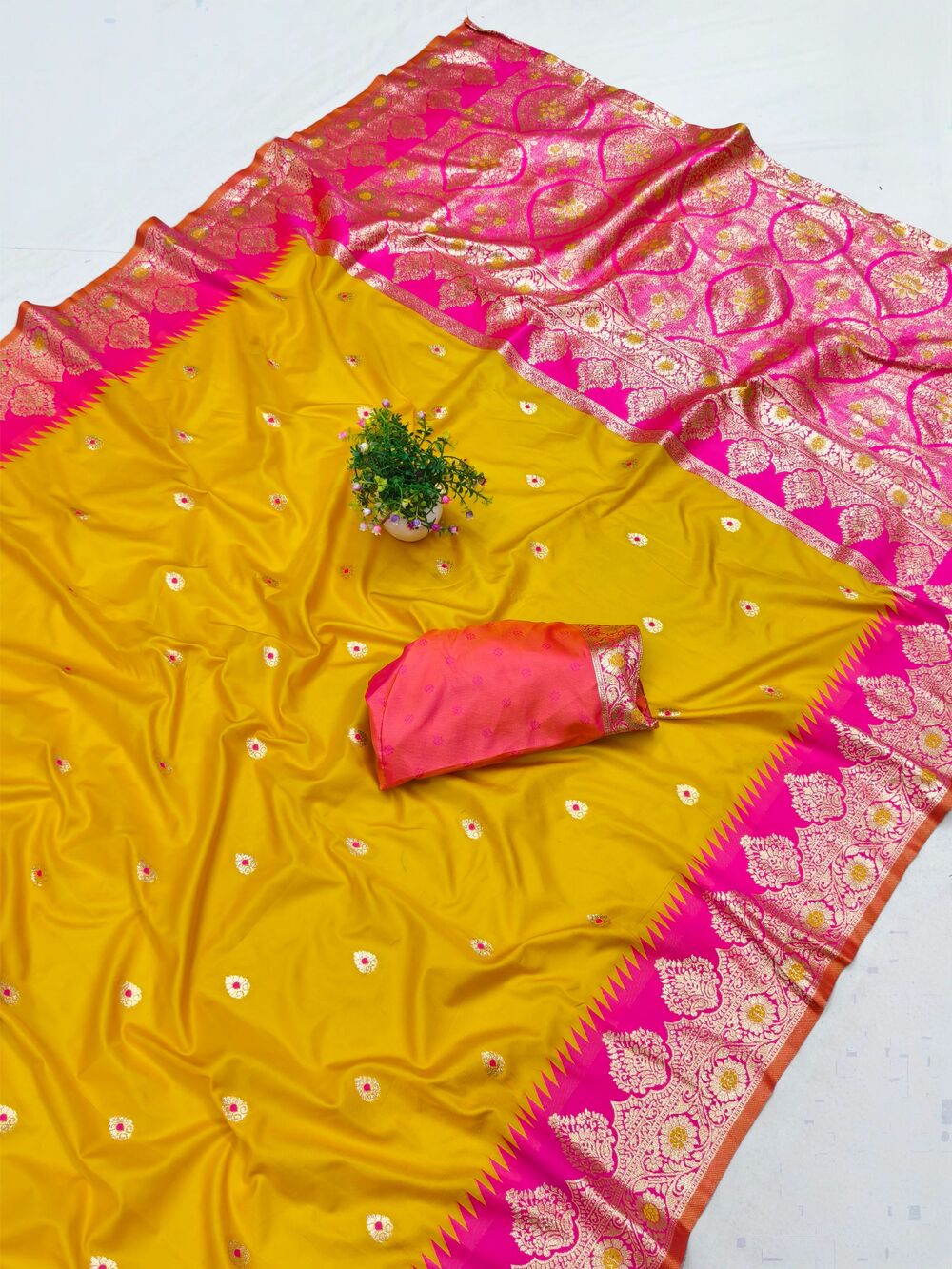 Mesmerising Yellow Pure Zari Weaving Banarasi Silk Saree With Quintessential Blouse Piece - Image 3