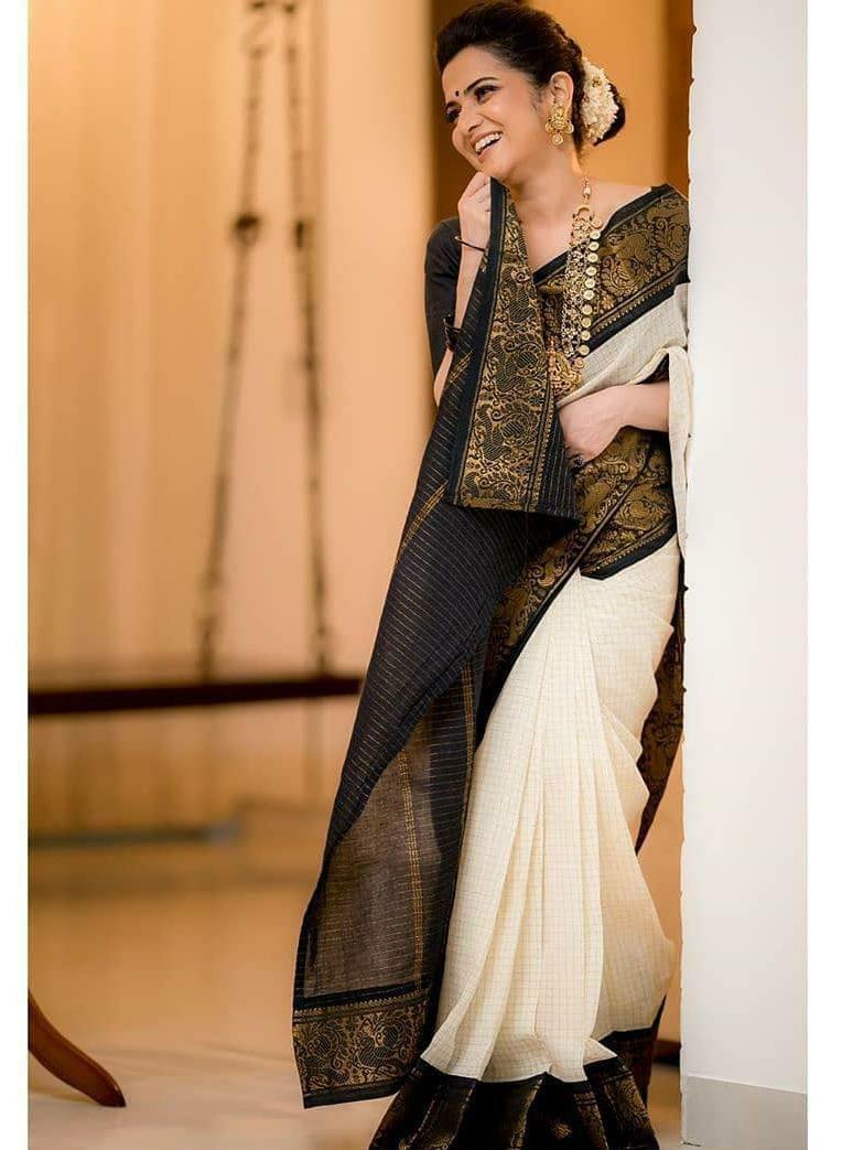 Moiety Off White Soft Banarasi Silk Saree With Panoply Blouse Piece - Image 5