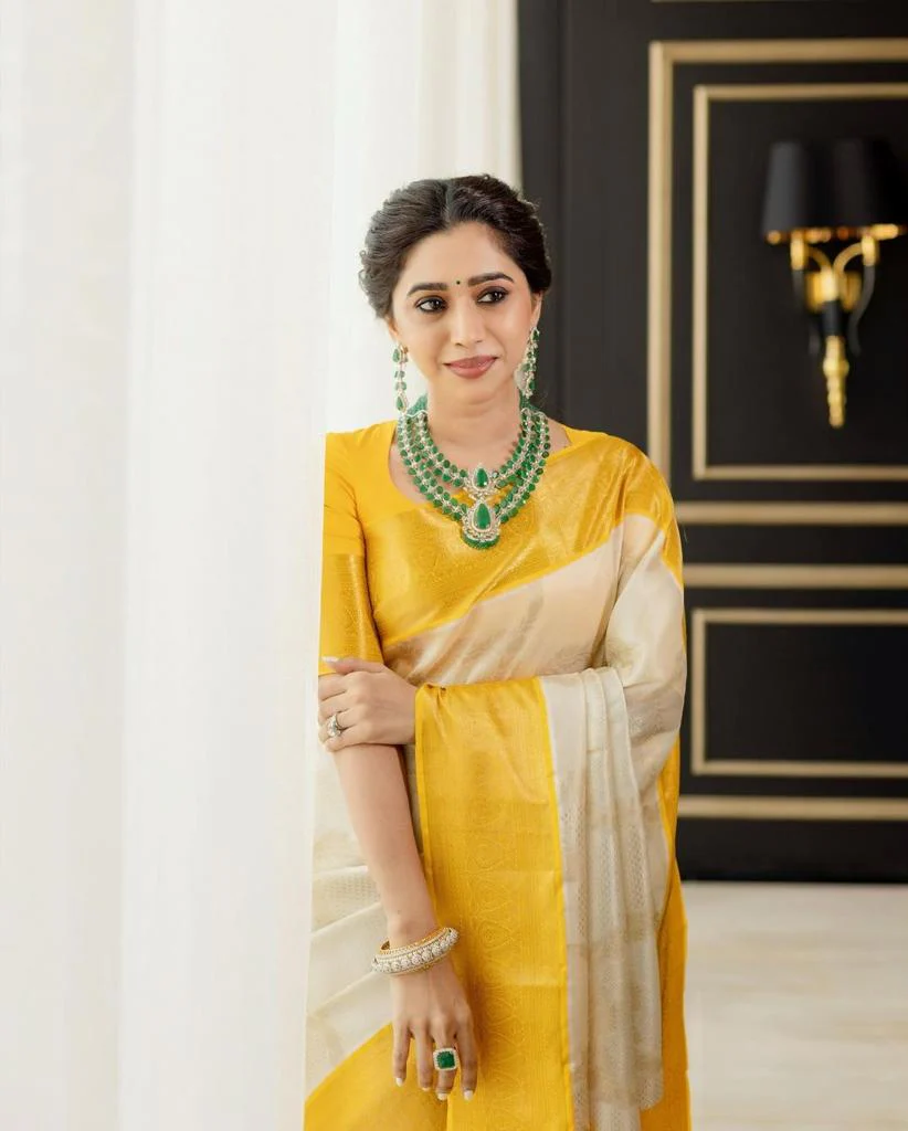 Most Stunning White Soft Silk Saree With Admirable Blouse Piece - Image 3